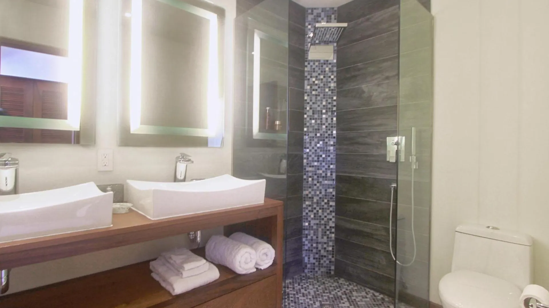 Stunning 3 Bedroom Villa With Pool & Jacuzzi Gaynors