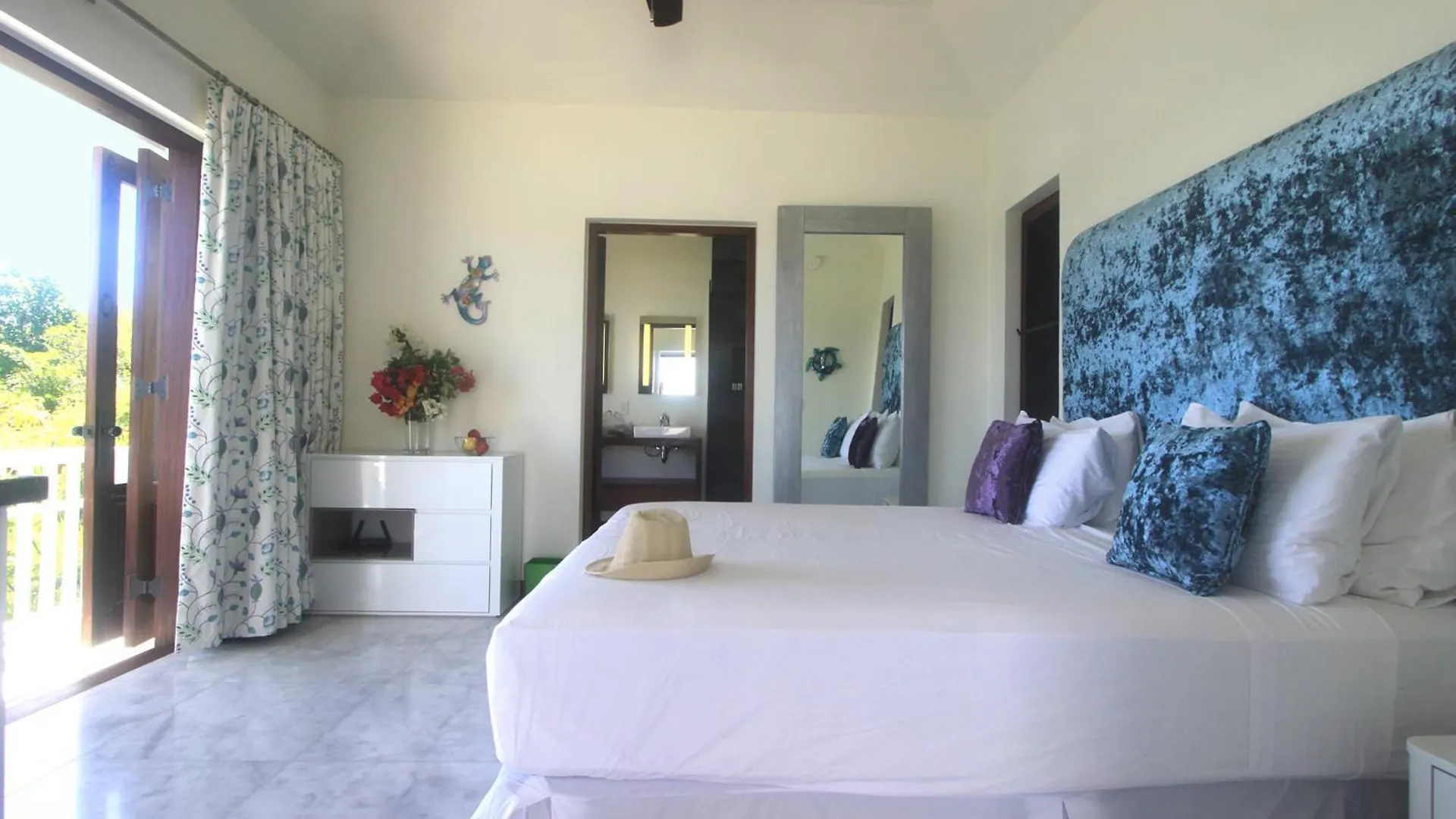 Stunning 3 Bedroom Villa With Pool & Jacuzzi Gaynors