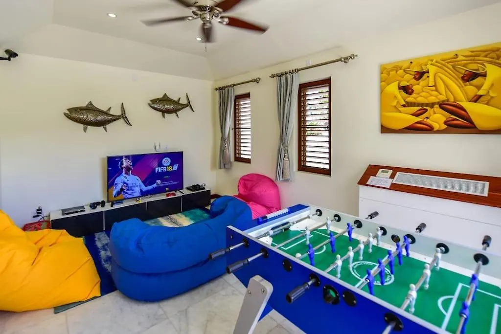 Stunning 3 Bedroom Villa With Pool & Jacuzzi Gaynors